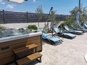 Bazén v ubytování Deluxe Apartman Porto nebo v jeho okolí
