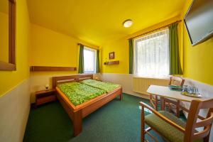 Postel nebo postele na pokoji v ubytování Pension & restaurace Zelený Mlýn Žacléř + 37 fotografií