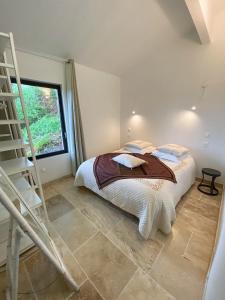 a bedroom with a bed and a ladder at Domaine de La Michelle in Madaillan