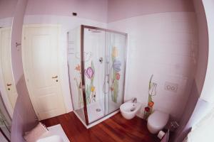 La salle de bains est pourvue d'une douche et de toilettes. dans l'établissement Mare DiVino, à Porto Recanati