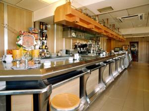 a kitchen with a long counter with a bar at Hotel Los Angeles in Guarnizo