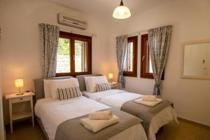 Cama ou camas em um quarto em Almyra Villas