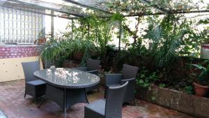 Apartamento Madrid Retiro M-30 في مدريد: فناء مع طاولة وكراسي والنباتات