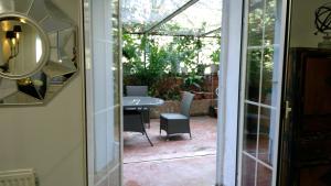 eine Glasschiebetür, die auf eine Terrasse führt in der Unterkunft Apartamento Madrid Retiro M-30 in Madrid