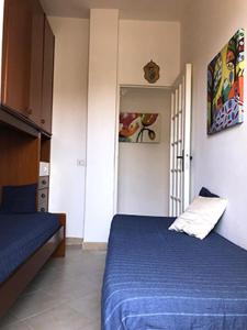 サンタ・マリア・ディ・カステッラバーテにあるCasa Polverinoのベッドルーム(青いベッド1台、窓付)
