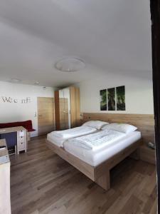 ein Schlafzimmer mit einem großen Bett und Holzböden in der Unterkunft Appartement mit Doppelbett oder 2 Einzelbetten in Bad Aussee