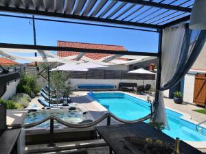 Bazén v ubytování Deluxe Apartman Porto nebo v jeho okolí