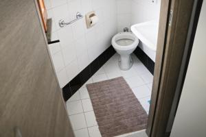 un baño con inodoro y lavabo en Le Case del Vento - APPARTAMENTO MAESTRALE, en Torre Canne 19 fotos más