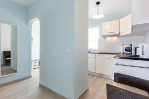Kuchyň nebo kuchyňský kout v ubytování Mariners (2) - Bright and stylish apartment - walk to the beach