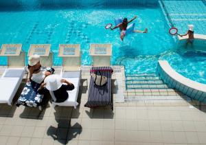 Bazén v ubytování Hotel Kursaal - FRONTE MARE CON PISCINA nebo v jeho okolí