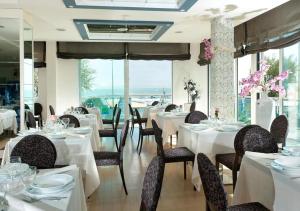 Restaurace v ubytování Hotel Kursaal - FRONTE MARE CON PISCINA