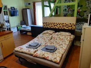 A bed or beds in a room at Rozmaring Apartmanok