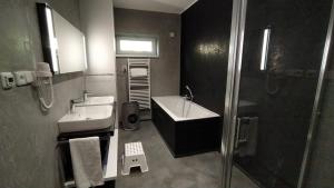 Koupelna v ubytování Apartmány U tří bratrů + 37 fotografií