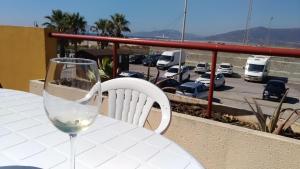 - un verre de vin assis sur une table sur un balcon dans l'établissement APARTAMENTO VISTA MAR LA TORTUGA, à Tarifa