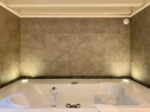 Koupelna v ubytování L'Hôtel by Hostellerie du Château + 37 fotografií