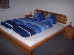 Кровать или кровати в номере Gästehaus Bruggerhof
