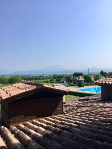 un tetto di una casa con una piscina sullo sfondo di CASA LAURA Garda lago a Pozzolengo