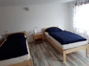 una camera da letto con due letti e una finestra di da GIUSEPPE a Tuttlingen