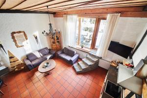 una vista aérea de una sala de estar con sofás y una mesa en Hof Bergidyll en Bürberg