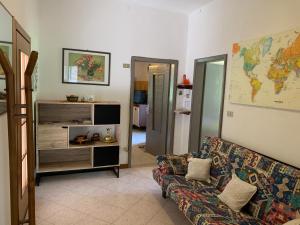 uma sala de estar com um sofá e um mapa na parede em House Campi em Riva del Garda