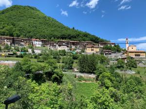 ein Dorf auf einem Hügel mit Häusern und Bäumen in der Unterkunft House Campi in Riva del Garda