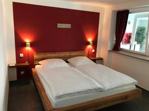 een slaapkamer met een bed met 2 witte kussens bij Bobbele Freiburg Zentrum in Freiburg im Breisgau