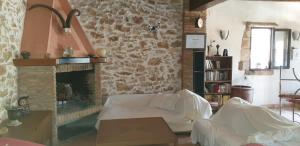 een woonkamer met een bank en een open haard bij Masia La Candelera in L'Ametlla de Mar