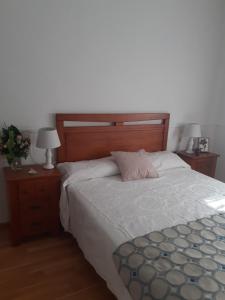 1 dormitorio con 1 cama con 2 mesitas de noche y 2 lámparas en Apartamento Nuit, en Teruel