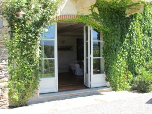 una entrada a una casa con una puerta cubierta de hiedra en Le Maddalene B&B, en Avigliana