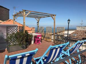 2 blaue Stühle und ein Tisch auf einer Terrasse in der Unterkunft La Rue in Tortoreto Lido