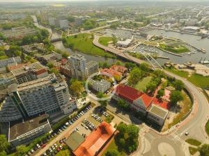 eine Luftansicht einer Stadt mit Fluss und Gebäuden in der Unterkunft Portowa 35 in Kołobrzeg