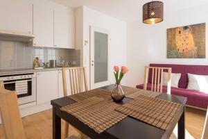 Kuchnia lub aneks kuchenny w obiekcie Bright Apartment in Hip & High Quality Neighborhood