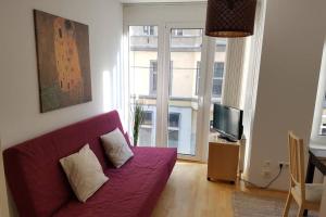 Televízia a/alebo spoločenská miestnosť v ubytovaní Bright Apartment in Hip & High Quality Neighborhood