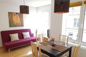 Część wypoczynkowa w obiekcie Bright Apartment in Hip & High Quality Neighborhood