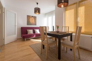 Posedenie v ubytovaní Bright Apartment in Hip & High Quality Neighborhood