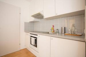 Kuchnia lub aneks kuchenny w obiekcie Bright Apartment in Hip & High Quality Neighborhood