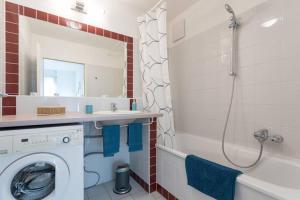 łazienka z pralką i prysznicem w obiekcie Bright Apartment in Hip & High Quality Neighborhood w Wiedniu