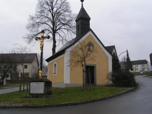 una pequeña iglesia amarilla y blanca con campanario en Domizil, en Moosbach