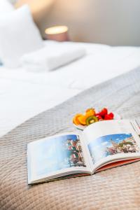 un libro abierto en una cama con juguetes. en Happy Stay OldNova Deluxe Apartment 366, en Gdansk