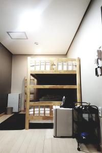 Pokój z łóżkiem piętrowym i kuchenką mikrofalową w obiekcie O'guest in Haeundae w Pusanie