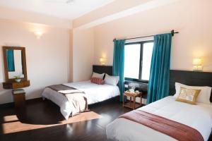 Giường trong phòng chung tại Hotel Karuna