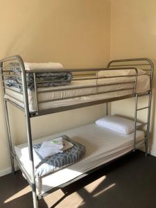 Dviaukštė lova arba lovos apgyvendinimo įstaigoje Kootingal Hotel