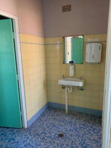 Um banheiro em Kootingal Hotel