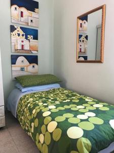 Schlafzimmer mit einem Bett und einem Spiegel in der Unterkunft La Rue in Tortoreto Lido