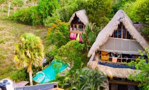 einen Luftblick auf ein Resort mit einem Pool in der Unterkunft Cabarete Maravilla Eco Lodge Boutique Beach Surf, Kite, Yoga in Cabarete