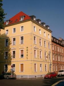 ハイデルベルクにあるクラシック インの赤い屋根の大きな黄色の建物