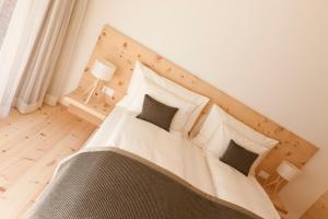 سرير أو أسرّة في غرفة في Relais & Châteaux IN LAIN Hotel Cadonau