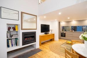 TV a/nebo společenská místnost v ubytování Beachside luxury loft apartment