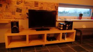TV a/nebo společenská místnost v ubytování Holiday House Koceri
