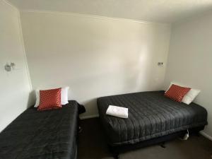 Łóżko lub łóżka w pokoju w obiekcie Grove Park Motor Lodge